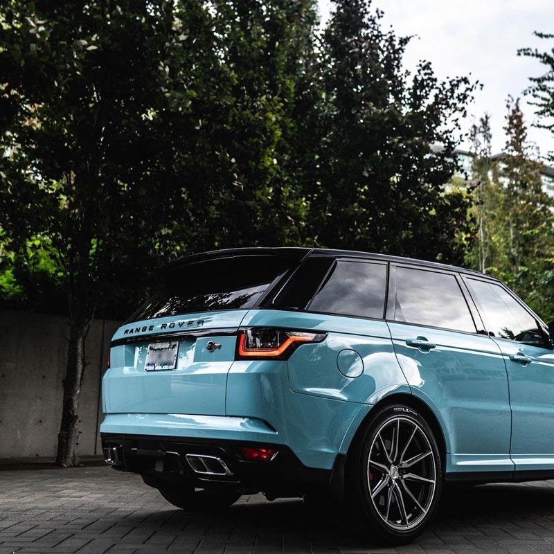Range Rover SVR - Mclaren Fistral Blue with Sakura Pink Accent 5